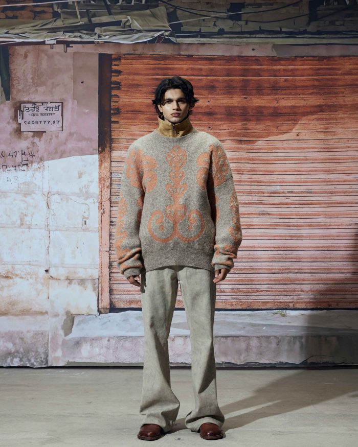 GREIGE PAGODA FLOWER  SWEATER