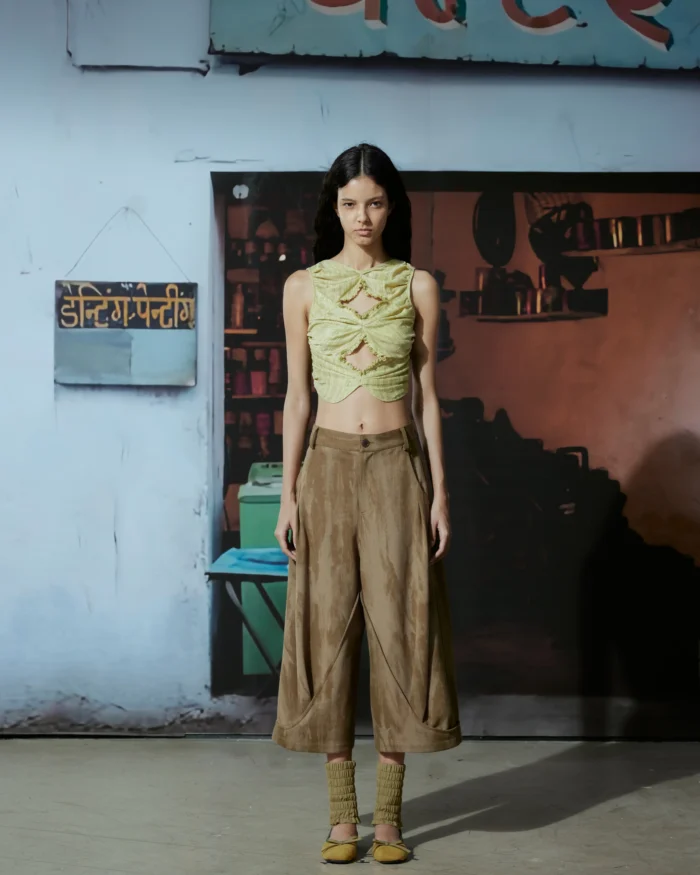 “MUD” SPIRAL  CROPPED  SWEATPANTS
