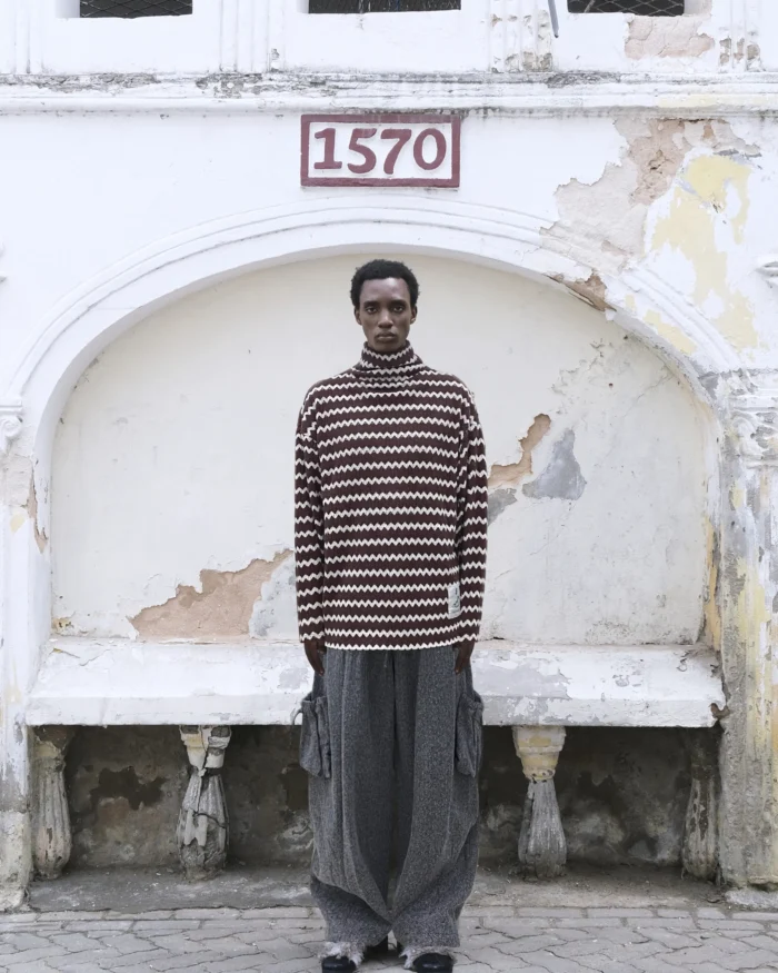 STRIPE PATCH TURTLENECK