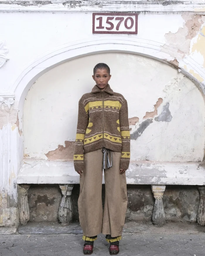 “WISDOM”ZIP SWEATER