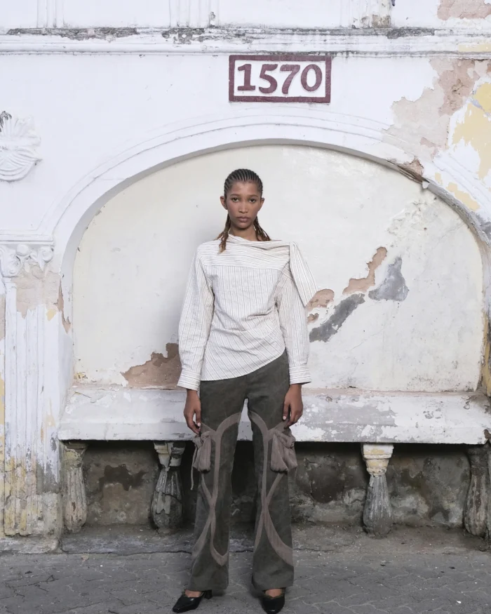 ASYMMETRIC BAND COLLAR SLOPE SHIRT