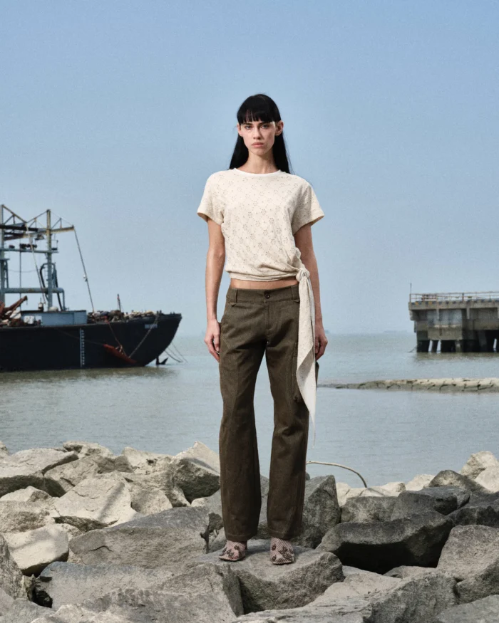 CUT-OUT POCKET WASHED FIT JEANS