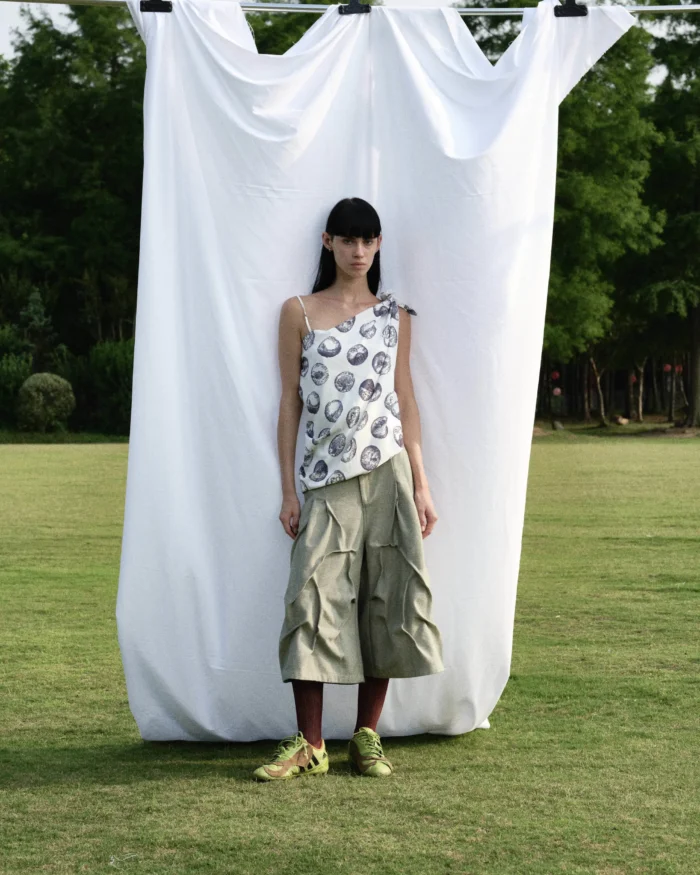 WRINKLE FLARED CROPPED JEANS